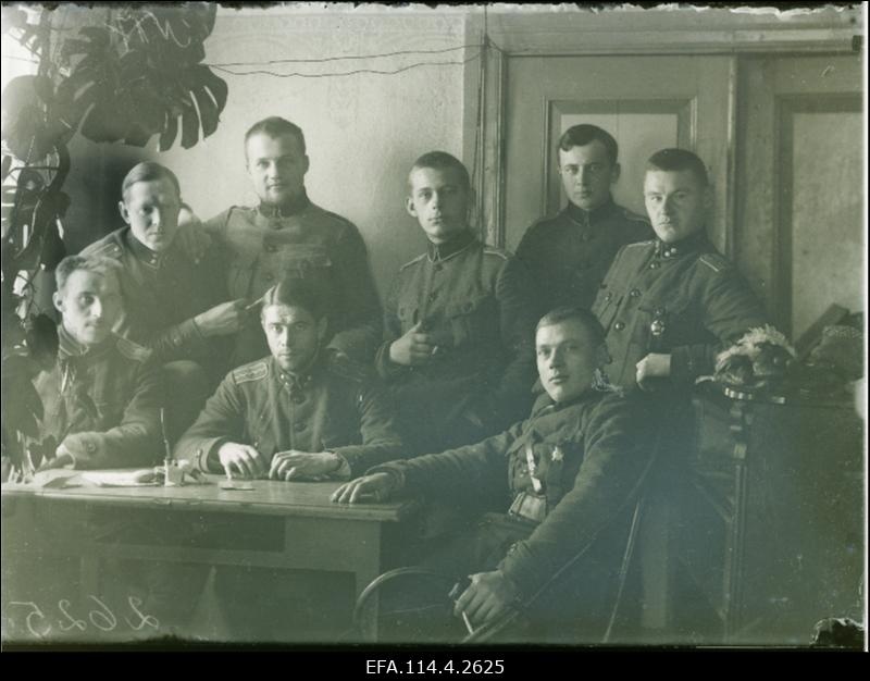 3. Eesti polgu 1. pataljoni ohvitserid kapten R. Lindemann, leitnant Madisson, kapten Treumuth, leitnant Poom, kapten Univer.