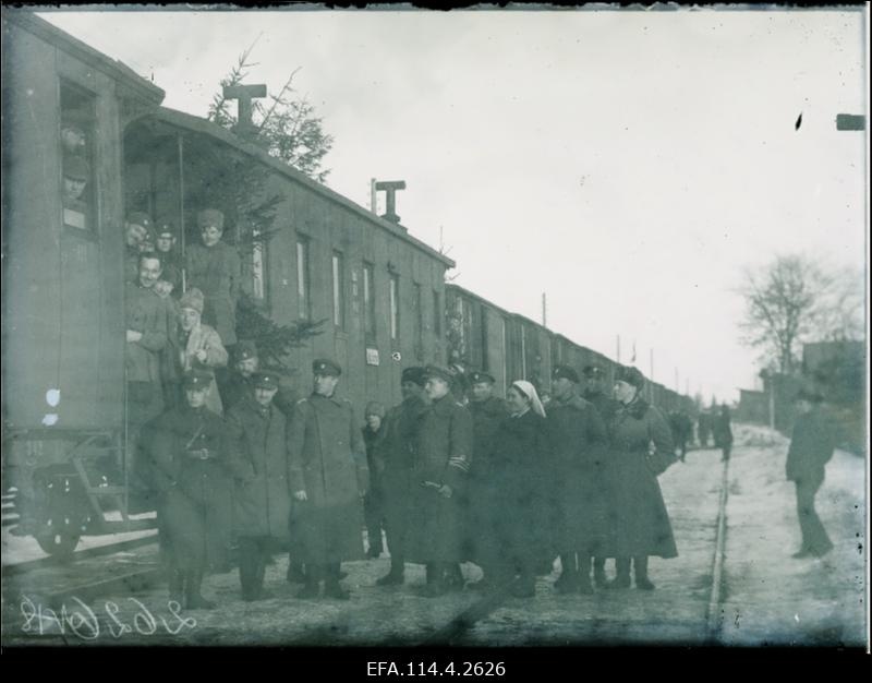 3. Eesti polk teel Narva rindele. Vasakult: kapten Uder, kapten Jaan Madisson, leitnant Poom, sõjaväeametnik Silliksaar, kapten J. Kruus, leitnant E. Vilde, kapten Treumuth, õde Bergmann, leitnant Tint, lipnik A. Sirk.