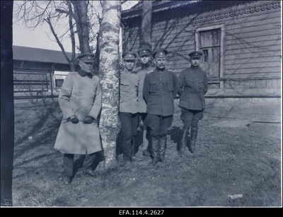 Vabadussõda. 1.Diviisi ülem kindralmajor Aleksander Tõnisson staabiohvitseridega Vaivaras. Vasakult: A.Tõnisson, inspektorijaoskonna adjutant alamleitnant Rudolf Freudenstein (Vaharo), sideülem lipnik Nikolai Viitak, diviisiülema abi polkovnik Johan Unt, ?.  similar photo