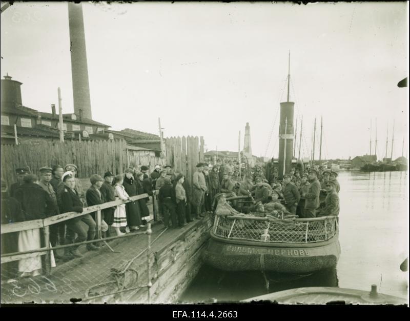 Vabadussõda. 1.Jalaväepolgu orkester sadamas jõeaurikul Vilma Pernov.