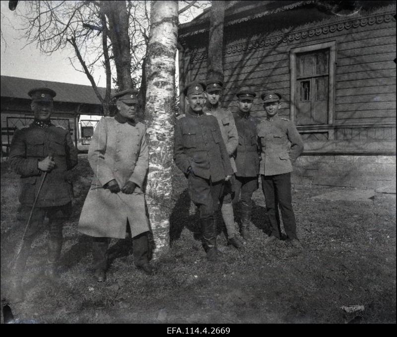 Vabadussõda. 1.Diviisi ülem kindralmajor Aleksander Tõnisson staabiohvitseridega Vaivaras. Vasakult: staabiülem kapten Konrad Rotschild, A.Tõnisson, diviisiülema abi polkovnik Johan Unt, sideülem lipnik Nikolai Viitak, ?, inspektorijaoskonna adjutant alamleitnant Rudolf Freudenstein (Vaharo).