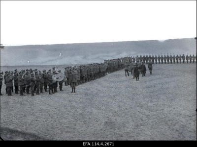 Vabadussõda. Ameerika Ühendriikide Punase Risti esindajad külas 1.Jalaväepolgus Narva-Jõesuus.  duplicate photo