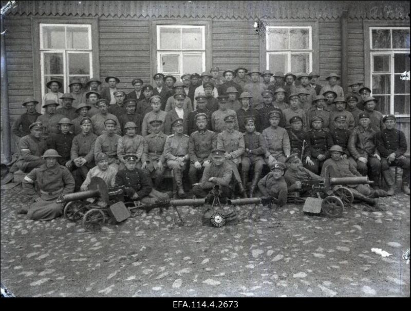 Vabadussõda. 1.Jalaväepolgu 1.pataljoni  kuulipildujate rood. Esireas keskel istub (must krae) rooduülem leitnant August Tomander, teises reas paremalt 6. Vabariigi Kaitseliidu ülem käsundusohvitser Albert Murrik.