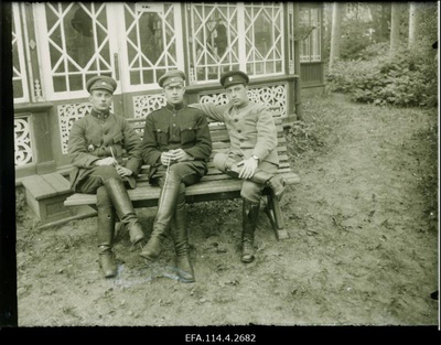Vabadussõda. 1.Jalaväepolgu arstid Narva-Jõesuus. Vasakult: vanemarst Martin Jervan, arst Evald Kirnmann, nooremarst Esra Dobruschkes.  similar photo