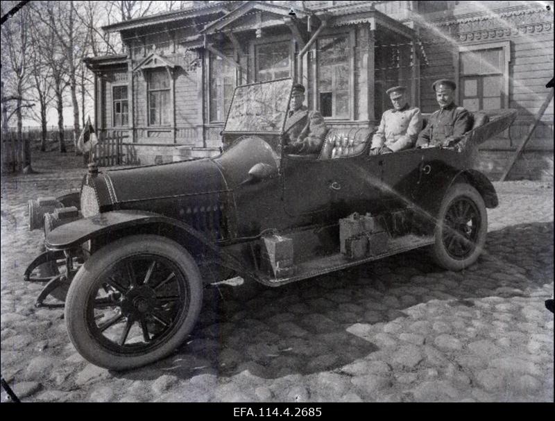 Vabadussõda. 1.Diviisi ülem kindralmajor Aleksander Tõnisson (heledas sinelis) ja tema abi polkovnik Johan Unt sõiduautos.