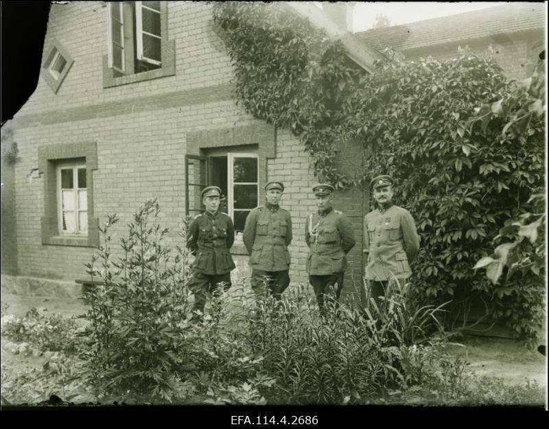 Vabadussõda. 1.Jalaväepolgu ohvitserid Võnnu (Cesis) lähedal Adsel-Neuhofis (Jaunmuiža). Vasakult staabi nooremohvitser lipnik Alfred Osmann (Osman), ratsaluurajate komando ülem leitnant Karl Hõbenik, polgu adjutant leitnant Hans Tuuksam (Tuksam), polguülem polkovnik Otto Heinze.
