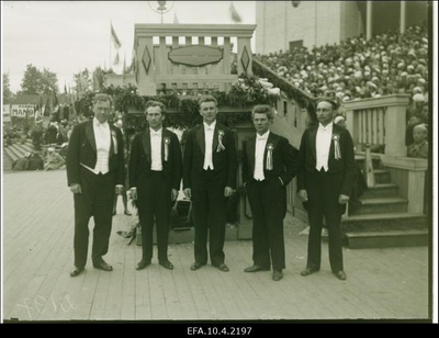 10. üldlaulupeo üldjuhid. Vasakult: Raimund Kull, Tuudur Vettik, Juhan Aavik, Juhan Simm ja Verner Nerep.  duplicate photo