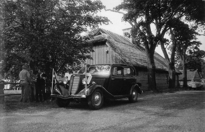 Laulupeotule süütamine Käinas R.Tobiase maja juures. Maja ees vanaaegne sõiduauto