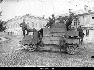 Vabadussõda. Soomusauto Estonia meeskonnaga. Ratta juures seisab auto komandant ohvitseri asetäitja Voldemar Pavelson.  duplicate photo