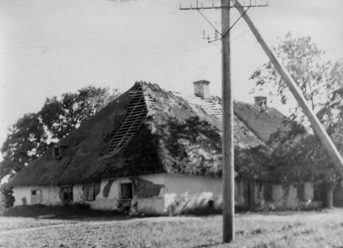Foto. Vana kõrtsihoone nn Tondiloss Käinas 1950.aastatel