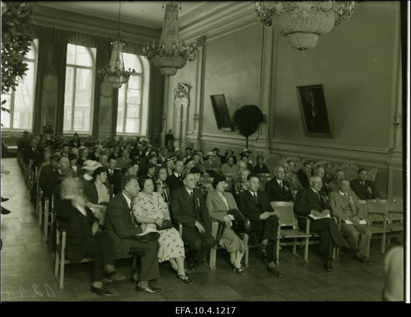 3. ülemaailmsest välis-Eesti kongressist osavõtjad ettekandeid kuulamas kaubandus - tööstuskoja saalis.