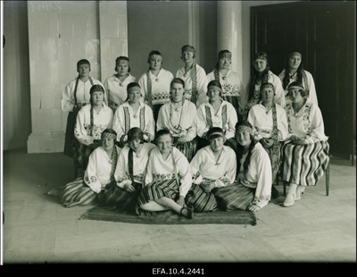Grupp Saku Majapidamiskooli õpilasi rahvariietes.  similar photo