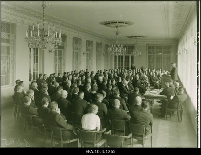 Ühispankade päevast osavõtjad ettekannet kuulamas.  similar photo