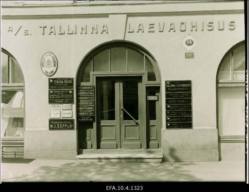 Tallinna Laevaühisuse hoone sissekäik.