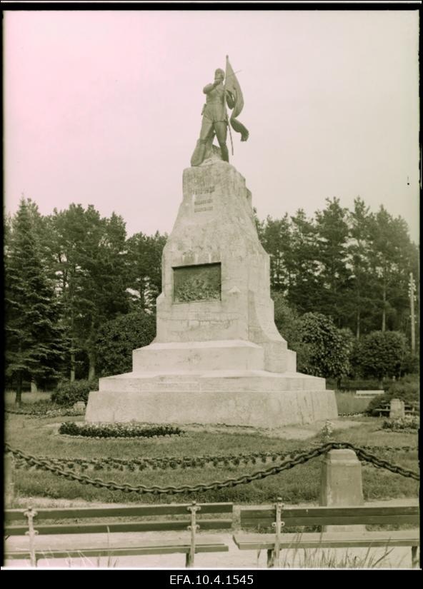 Vabadussõjas langenute mälestussammas Narva-Jõesuu Valges pargis.