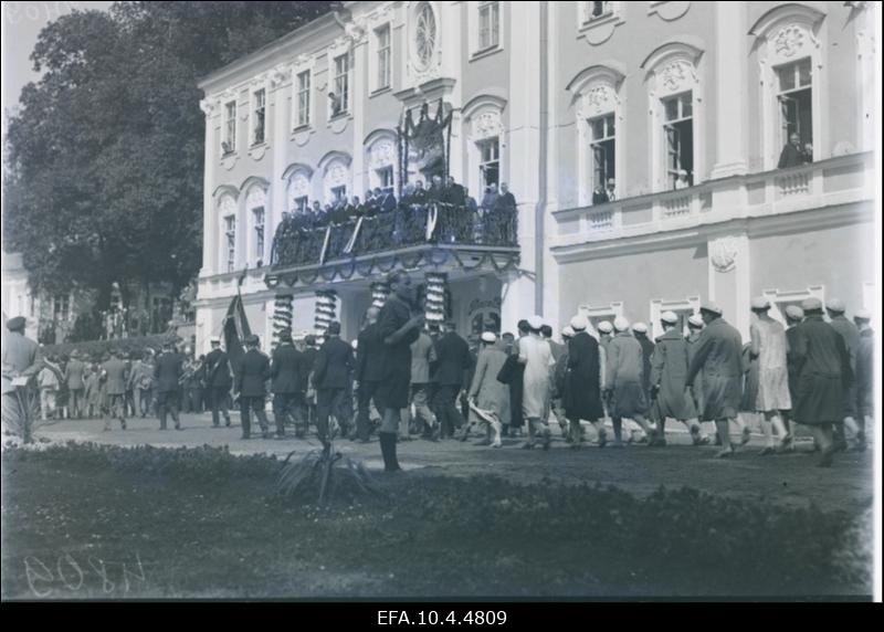 9. üldlaulupeo rongkäik möödub Kadrioru lossi eest.