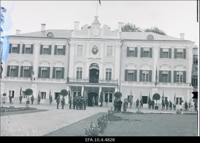 Auvalve Kadrioru lossi ees Rootsi kuninga Gustav V saabumise puhul.  similar photo