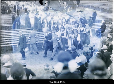 8. üldlaulupeost osavõtjate rongkäik on jõudnud laulupeoplatsile.  similar photo
