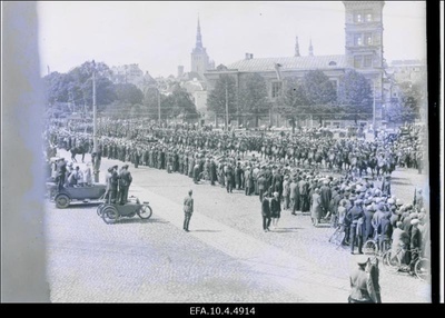 Rootsi kuningas Gustav V tervitama tulnud rahvahulk Vene turul.  similar photo