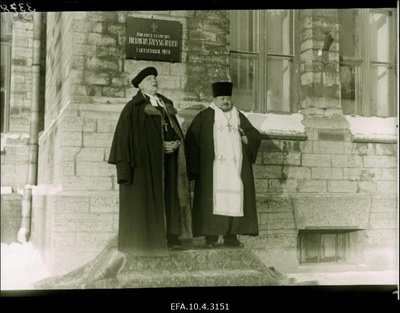 Pastor (vasakul) ja õigeusu kiriku preester kolonelleitnant Herman Rossländeri matusel.  similar photo