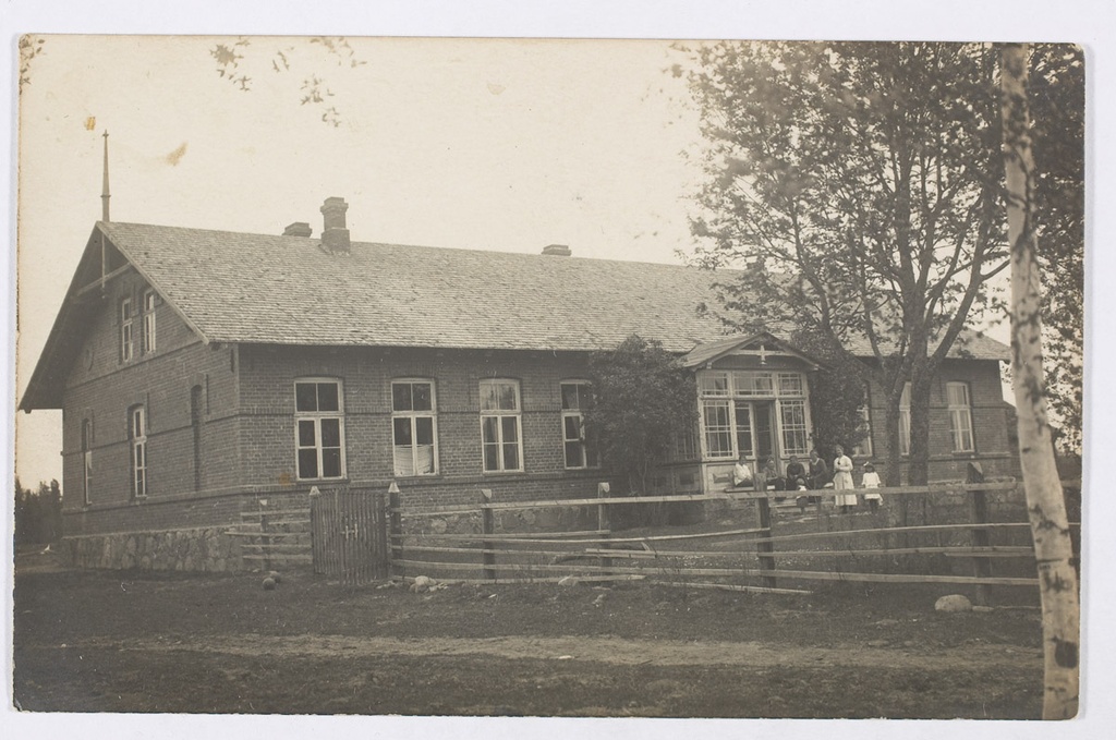 Albu vallakoolimaha, ehit pärast 1901.aastat. Lammutati kod.valitsuse ajal, kividest ehitati uss koolimaja Lehtmetsa-Ristile.