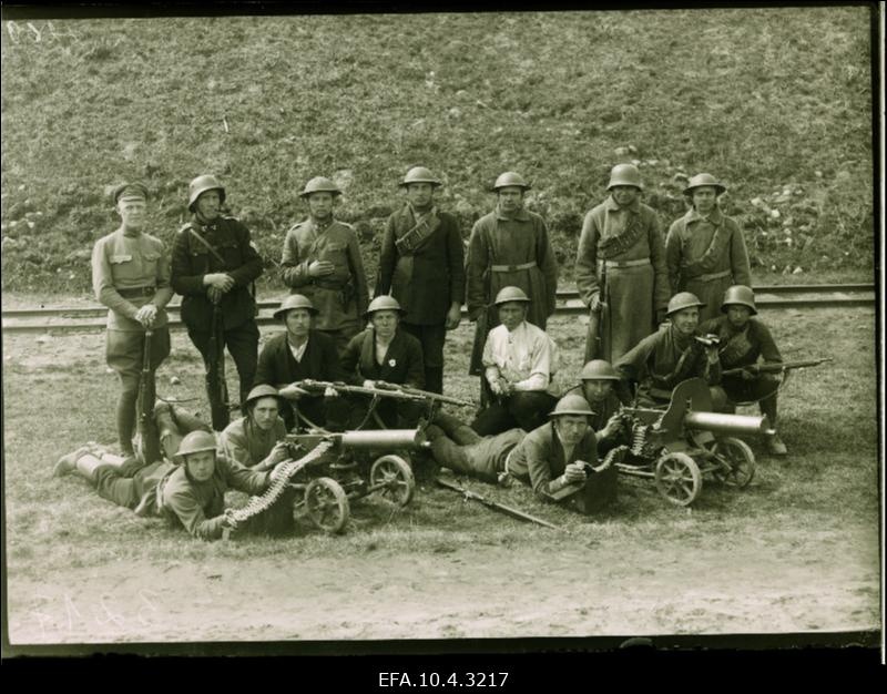 Vabadussõda. 3.Diviisi reservis oleva Kalevi Maleva Pataljoni tehnilise roodu Maxim kuulipildujate komando Valga lähedal. Vasakul seisab lipnik Arnold Neigardt.