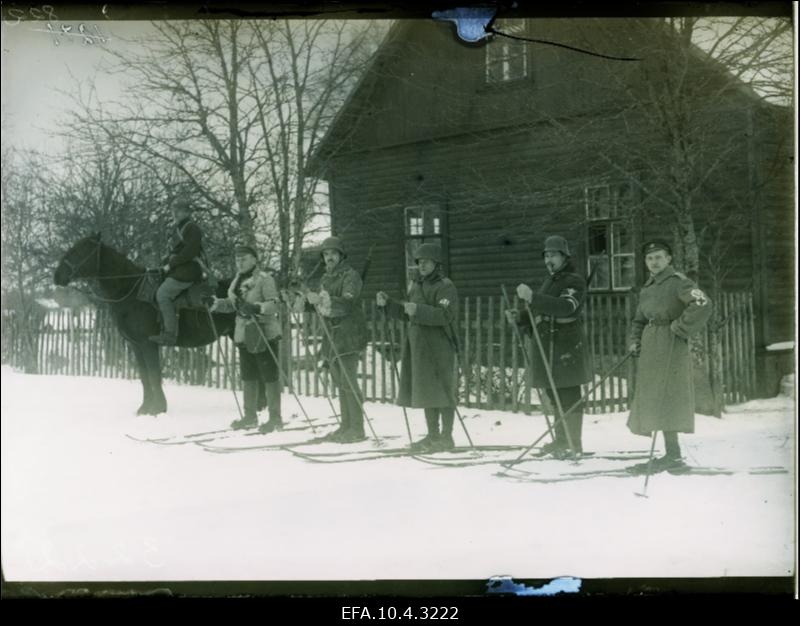 Vabadussõda. Kalevlaste Maleva sõdurid suuskadel. Vasakult 2. maleva adjutant leitnant Jaan Riisenberg, 3. majandusülem alamleitnant Bernhard Abrams, 6. arst Harald Perli.