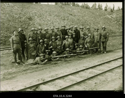 Vabadussõda. Kalevi Maleva Pataljoni  tehnilise roodu Lewis kuulipildujate rühm Valga lähedal. Vasakul seisab lipnik Arnold Neigardt.  similar photo