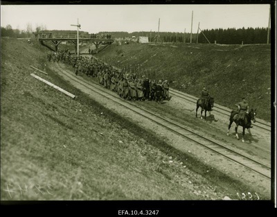 Vabadussõda. 3.diviisi reservis olevad Kalevi Maleva pataljoni  sõdurid marssimas Luke platsile õppustele. Esimesel hobusel pataljoni ülem lipnik Leopold Tõnson, teisel hobusel pataljoni adjutant leitnant Jaan Riisenberg.  similar photo