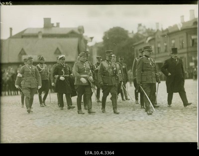 Soome president Relanderi auks korraldatud paraad Tallinnas. Paremalt esimene Eesti riigivanem J. Jaakson.  duplicate photo