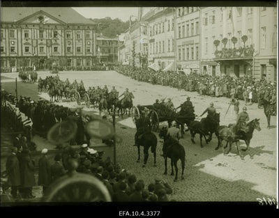 Sõjaväe paraad Tartus Raekoja platsil Eestisse visiidile saabunud Soome president Relanderi auks.  similar photo