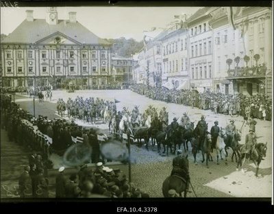 Sõjaväe paraad Tartus Raekoja platsil Eestisse visiidile saabunud Soome president Relanderi auks.  similar photo