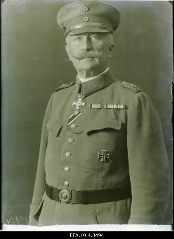 Saksa Põhjakorpuse juhataja, Eestimaa sõjakuberner kindral Adolf von Seckendorff.