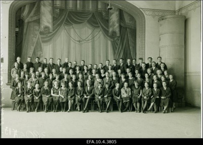 Väike-Maarja Ühisreaalgümnaasiumi õpilased koos õpetajaga Väike-Maarja põllumeeste seltsimaja saalis.  similar photo