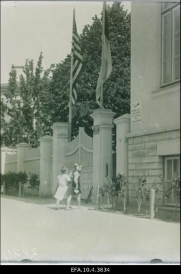 Lapsed Eesti Lastekaitse Ühingu toitluspunkti väravas.  similar photo