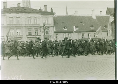 Noorkotkad paraadil Tallinnas.  similar photo