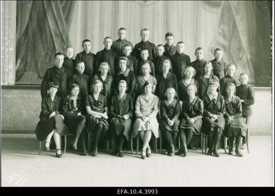 Väike-Maarja Ühisgümnaasiumi õpilased koos õpetajaga.  similar photo