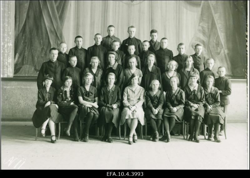 Väike-Maarja Ühisgümnaasiumi õpilased koos õpetajaga.