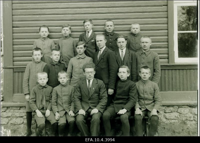 Väike-Maarja Ühisgümnaasiumi õpilased koos õpetajaga.