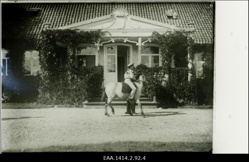 Kõrgessaare (Hohenholm). Klaasnegatiiv mõisahoone fassaadi fotost.Trepi ees madruseüilkonnas poiss väikese hobuse seljas. Pildistatud enne 1918.