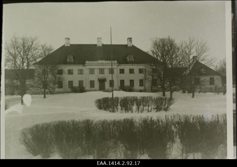 Valkla (Wallküll). Klaasnegatiiv mõisahoone fassaadist. Kõrval näha väiksemaid hooneid. Samal alusel kolme noore neiu portree. Fotograafi nimi loetamatu, pildistatud Tallinnas.