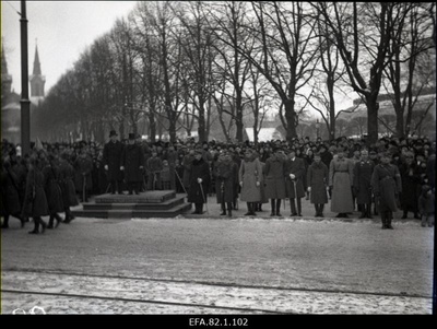 Valitsuse ja välisriikide esindajad Eesti Vabariigi XIII aastapäeva paraadil.  similar photo