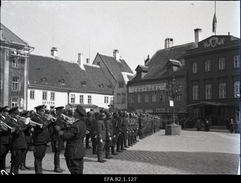 Sõjavägede Staabi IV osakonna ülema kolonelleitnant Otto Jaansoo matused, pildil kirstu väljatoomine Ohvitseride Keskkogu hoonest Raekoja platsil.