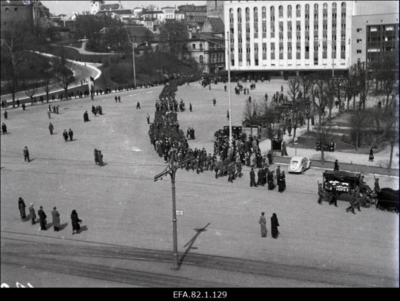 Sõjavägede Staabi IV osakonna ülema kolonelleitnant Otto Jaansoo matuserong Vabadusväljakul.