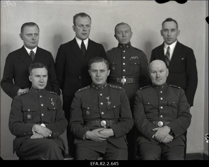 Kaitseväe staabi 2. osakond: I reas vasakult 1. kolonel Richard Maasing (Maasing), 2. kolonel Karl Johann Laurits; II reas vasakult 1. major Ralf Leonid Tennorist (Tõnurist), 3. kolonelleitnant Johann Tomson (Juhan Toomsar).
