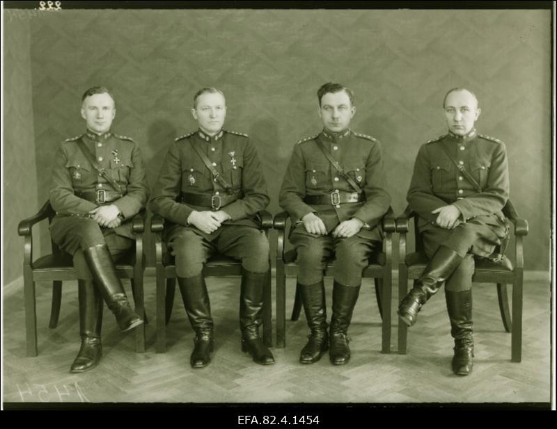 Kaitsevägede staabi Ohvitserikogu juhatus: vasakult 1. Richard Masing (Maasing), 2. August Kasekamp, 3. Oskar Plaks.