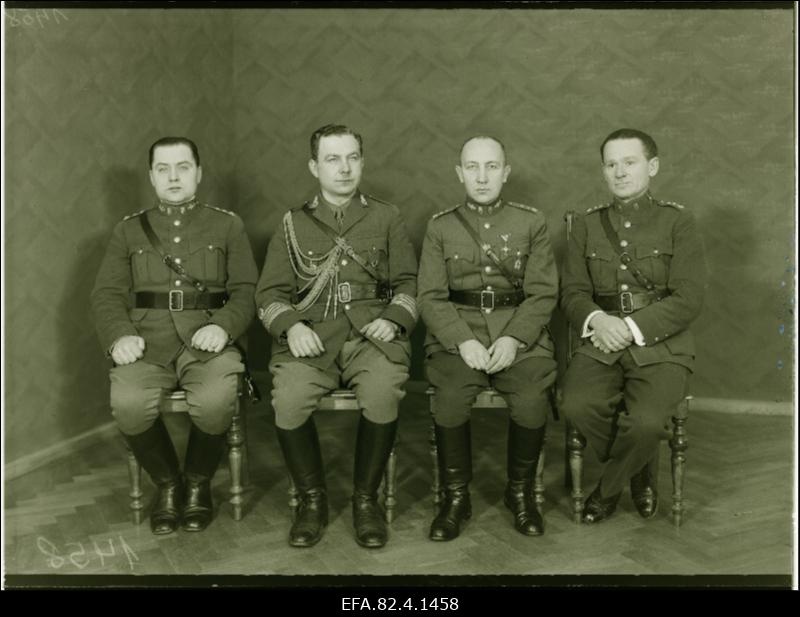 Kaitsevägede staabi ohvitserkogu juhatus 1936/1937: vasakult 1. Troadi Lango, 2. Oskar Plaks, 4. Johannes Kajak.