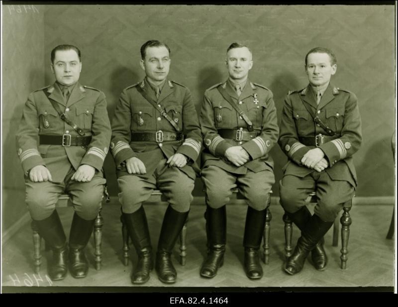 Sõjavägede staabi ohvitserkogu juhatus: (vasakult) Troadi Lango, Oskar Plaks, Richard Maasing, Johannes Kajak.