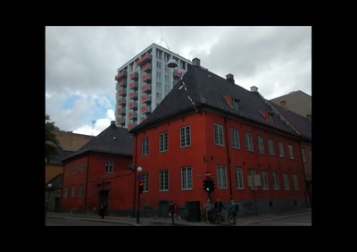 Rådhusgt. Politistasjon, med nybygg bakom rephoto