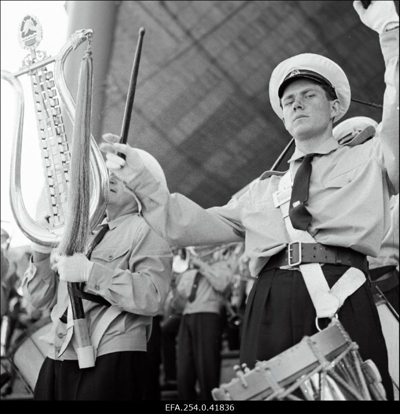 Puhkpilliorkestrid Eesti NSV 1965. aasta üldlaulupeol esinemas.